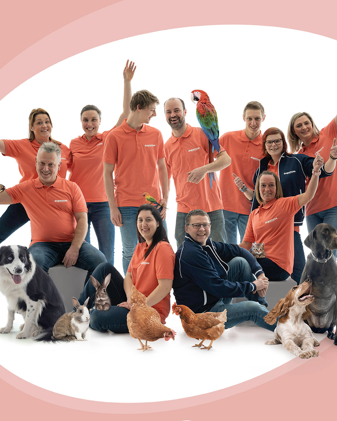 Groepsfoto van alle werknemers van een dierenspeciaalzaak waar je mensen en huisdieren ziet