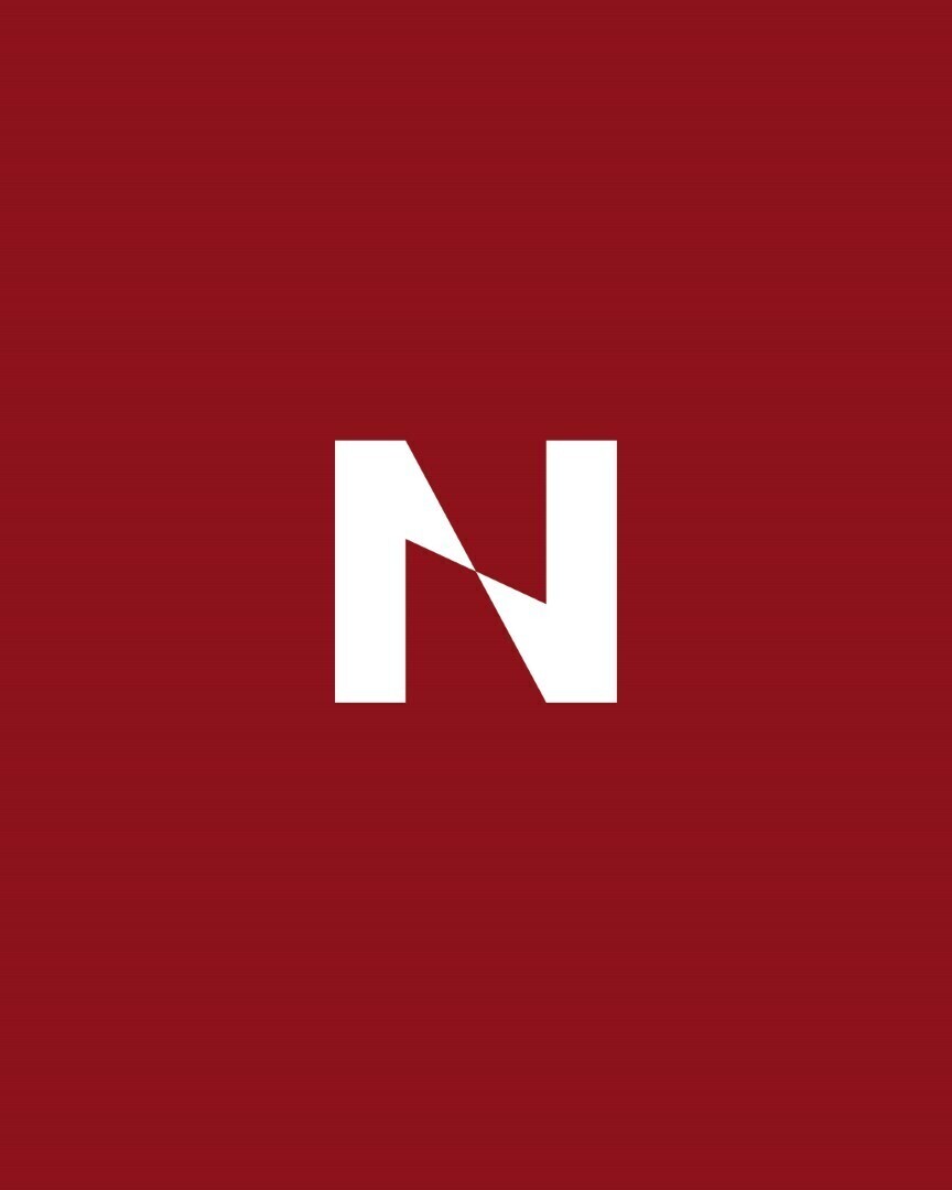 Wit gestileerd logo met de letter N op een effen donkerrode achtergrond, kenmerkend voor het merk Nestaan.