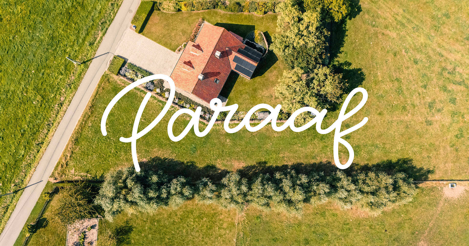Luchtfoto van een vrijstaande woning met omliggend groen perceel, met het witte handgeschreven Paraaf-logo centraal over de afbeelding geplaatst.